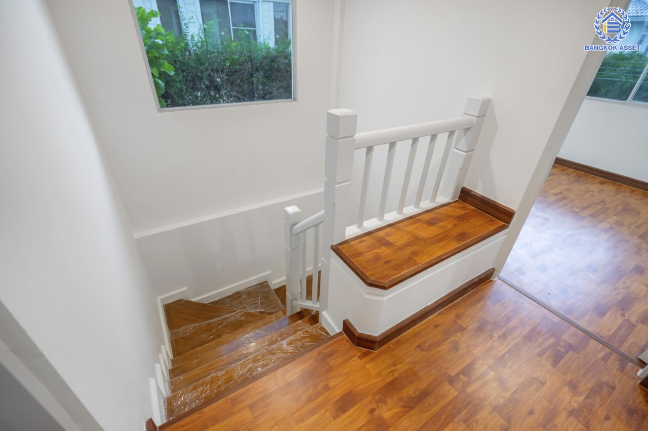 บ้านมือสองตกแต่งใหม่ แบรนด์ L&H ม.พฤกษ์ลดา ติวานนท์-ราชพฤกษ์ เนื้อที่ 51.9 ตร.ว. ฟังก์ชัน 3 ห้องนอน 2 ห้องน้ำ จอดรถได้ 2 คัน บนทำเลติดถนน 345 เชื่อมต่อหลายเส้นทาง ใกล้ทางด่วน "ศรีสมาน"